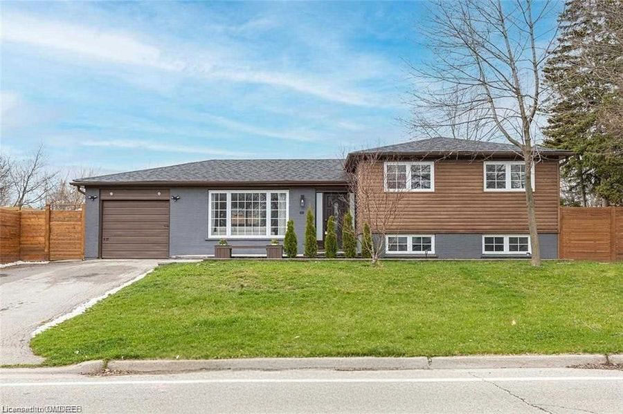 Stanfield Dr, Oakville